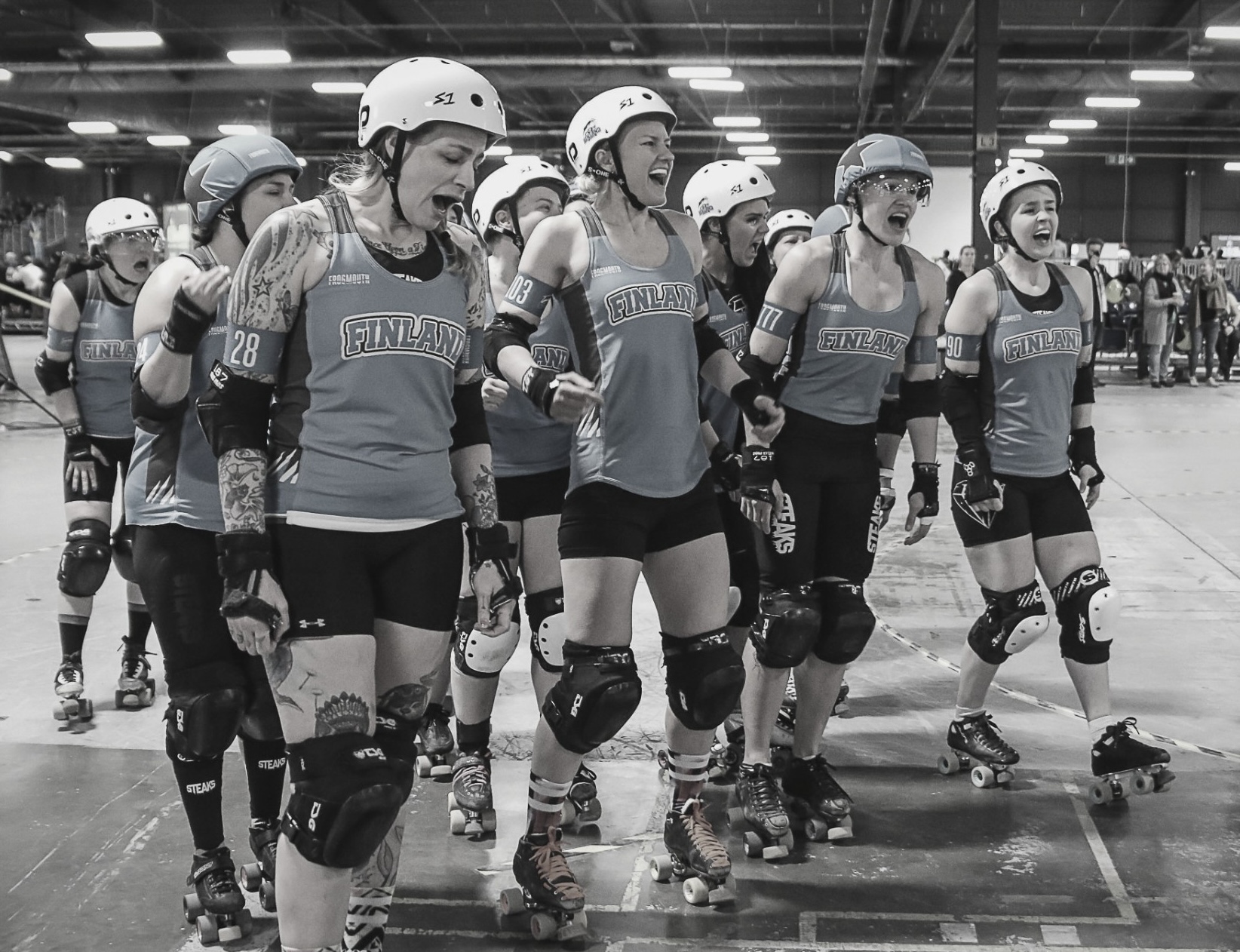 Team Finland Roller Derby -urheilijat radalla